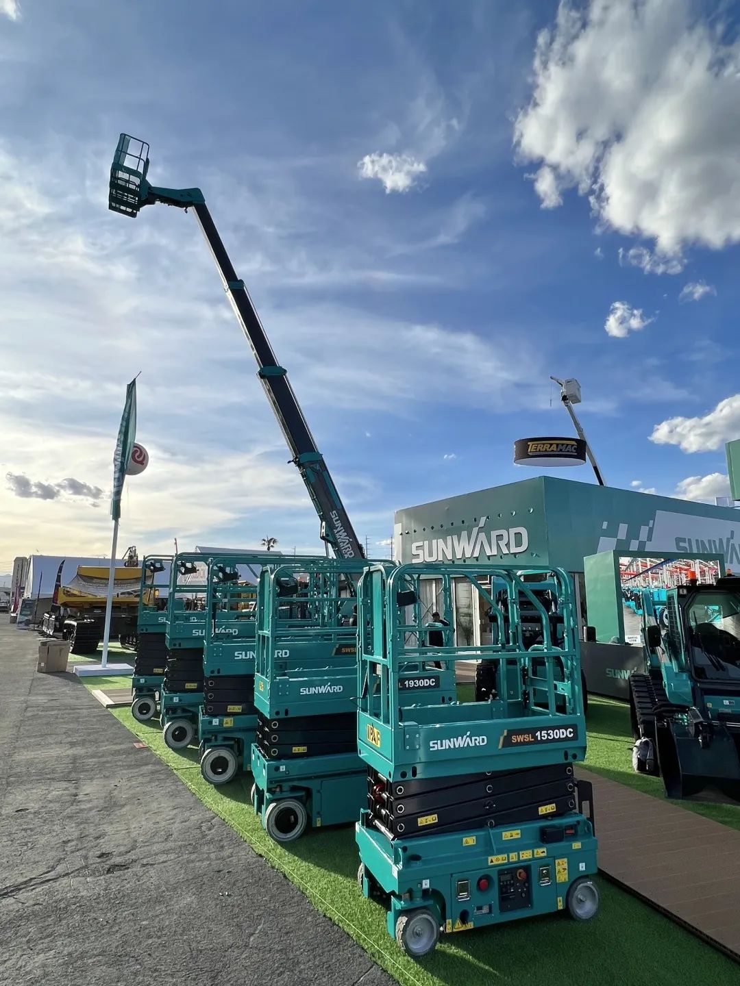 拉展直播 | 龙8头号玩家智能高空精品亮相2023美国拉展，，，，，，，，哪款是你的最爱？？？？？？？？