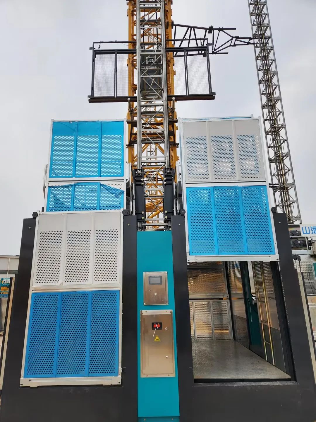 科技显能、再添新品！龙8头号玩家江麓智能施工升降机乐成下线