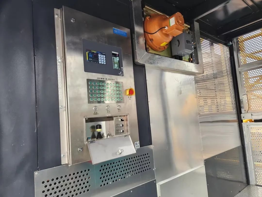 科技显能、再添新品！龙8头号玩家江麓智能施工升降机乐成下线