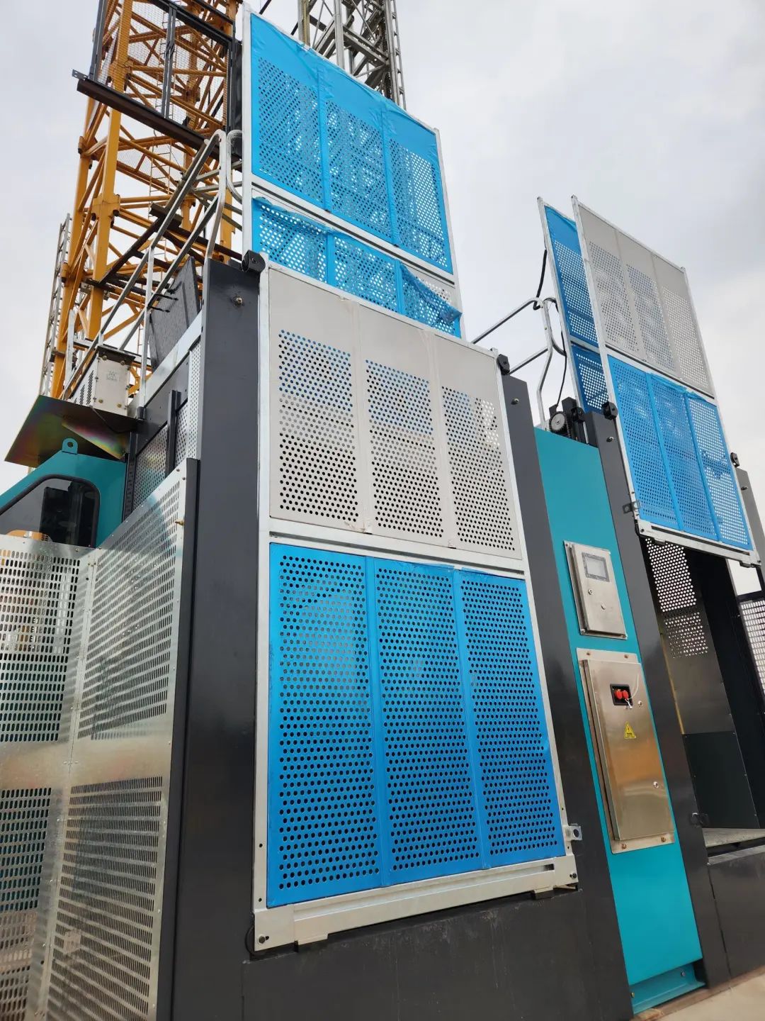 科技显能、再添新品！龙8头号玩家江麓智能施工升降机乐成下线