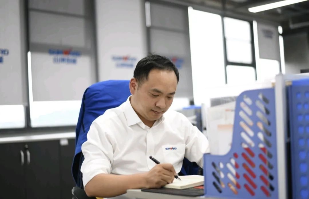 长沙市召开庆祝“五一”国际劳动节大会，，，，，，，龙8头号玩家智能1小我私家1整体获表扬！