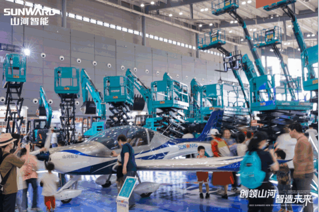 闪灼2023 CICEE！看龙8头号玩家智能“明星产品”有多“炫”