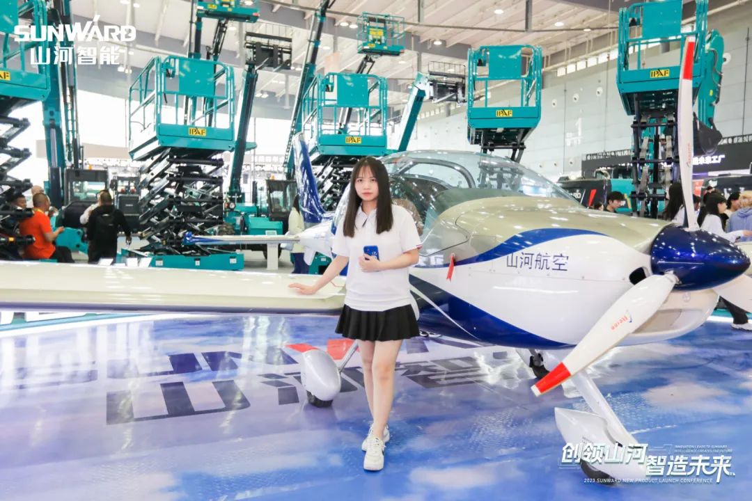 闪灼2023 CICEE！看龙8头号玩家智能“明星产品”有多“炫”