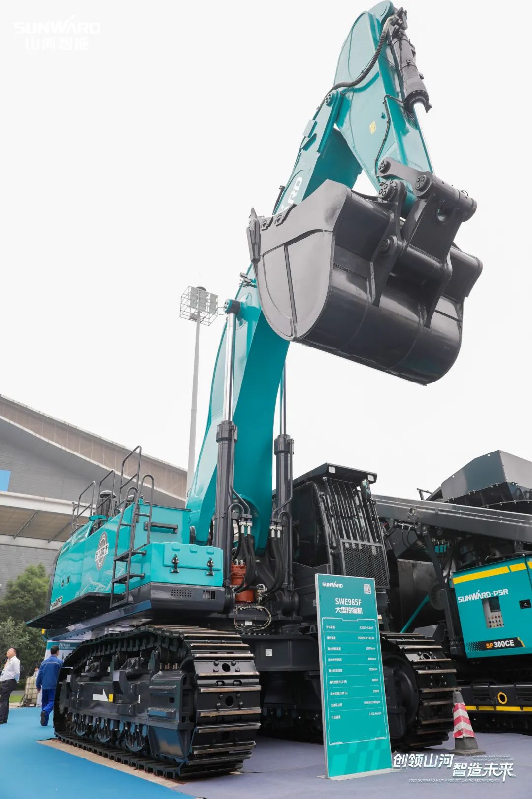 精品出击、互动一直！龙8头号玩家智能F系列挖掘机闪灼长沙展