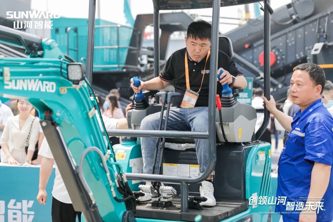 精品出击、互动一直！龙8头号玩家智能F系列挖掘机闪灼长沙展