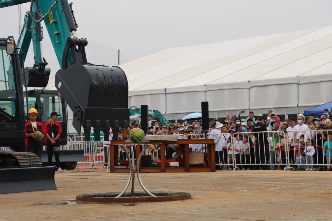 精品出击、互动一直！龙8头号玩家智能F系列挖掘机闪灼长沙展