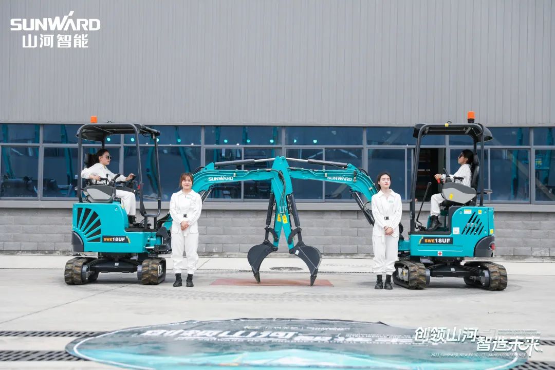 精品出击、互动一直！龙8头号玩家智能F系列挖掘机闪灼长沙展