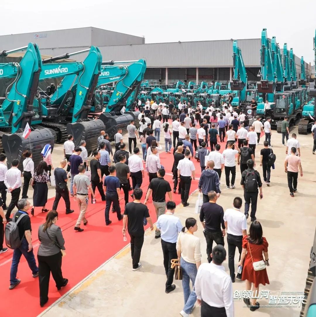 精品出击、互动一直！龙8头号玩家智能F系列挖掘机闪灼长沙展