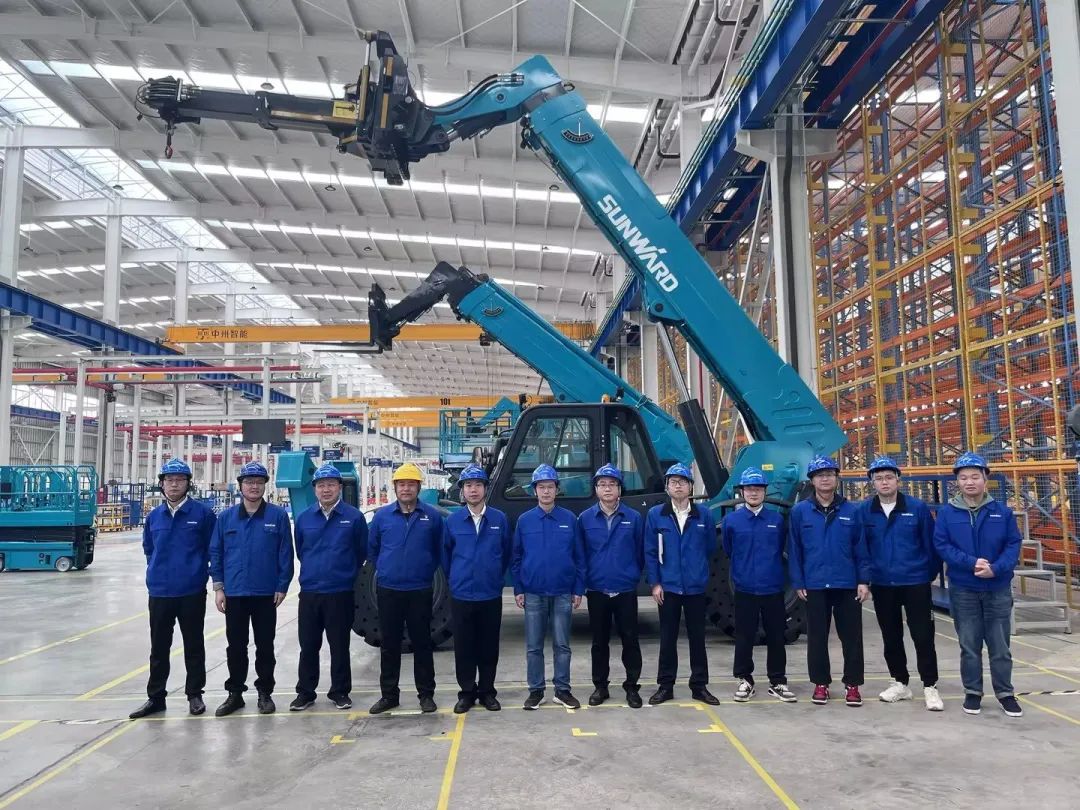 独家定制！龙8头号玩家智能油缸替换机械人顺遂下线