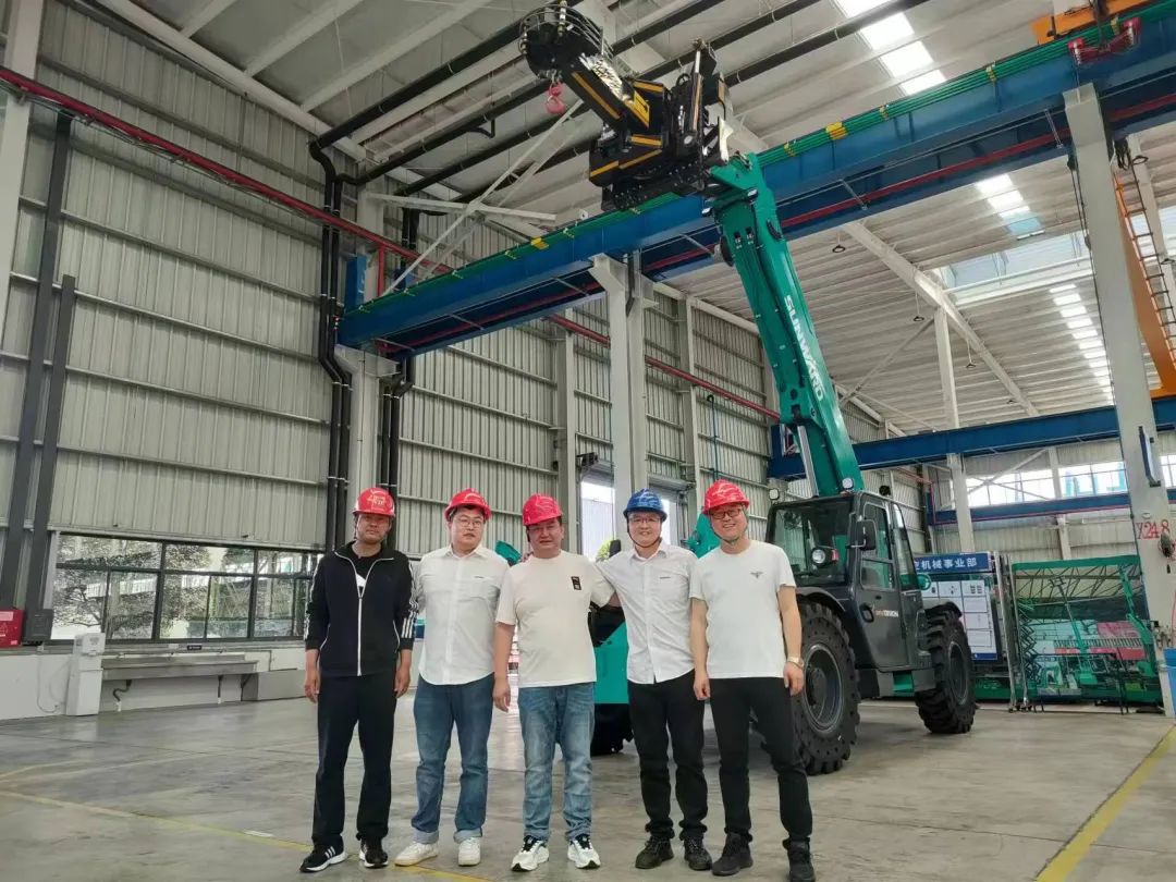 独家定制！龙8头号玩家智能油缸替换机械人顺遂下线