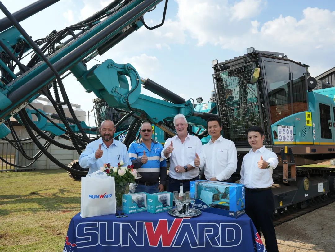 上岸南非，，，，，，，龙8头号玩家智能新型凿岩利器交付客户