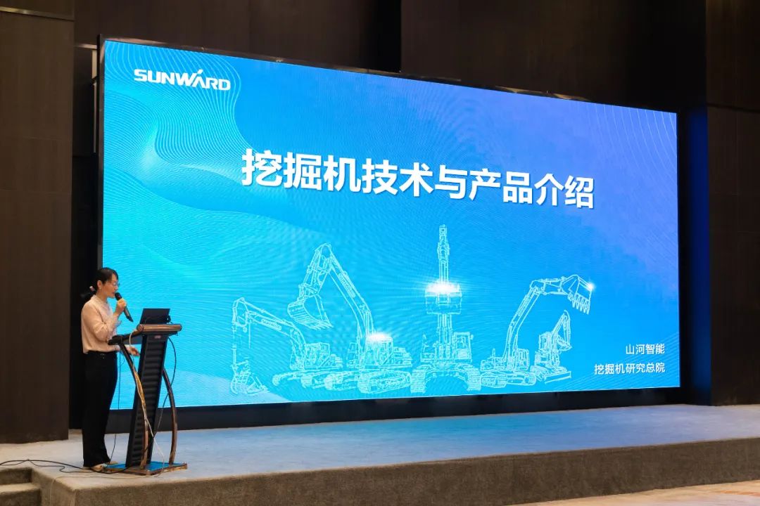 绿色生长，，，，，立异智行！第七届龙8头号玩家智能水泥矿山峰会顺遂举行