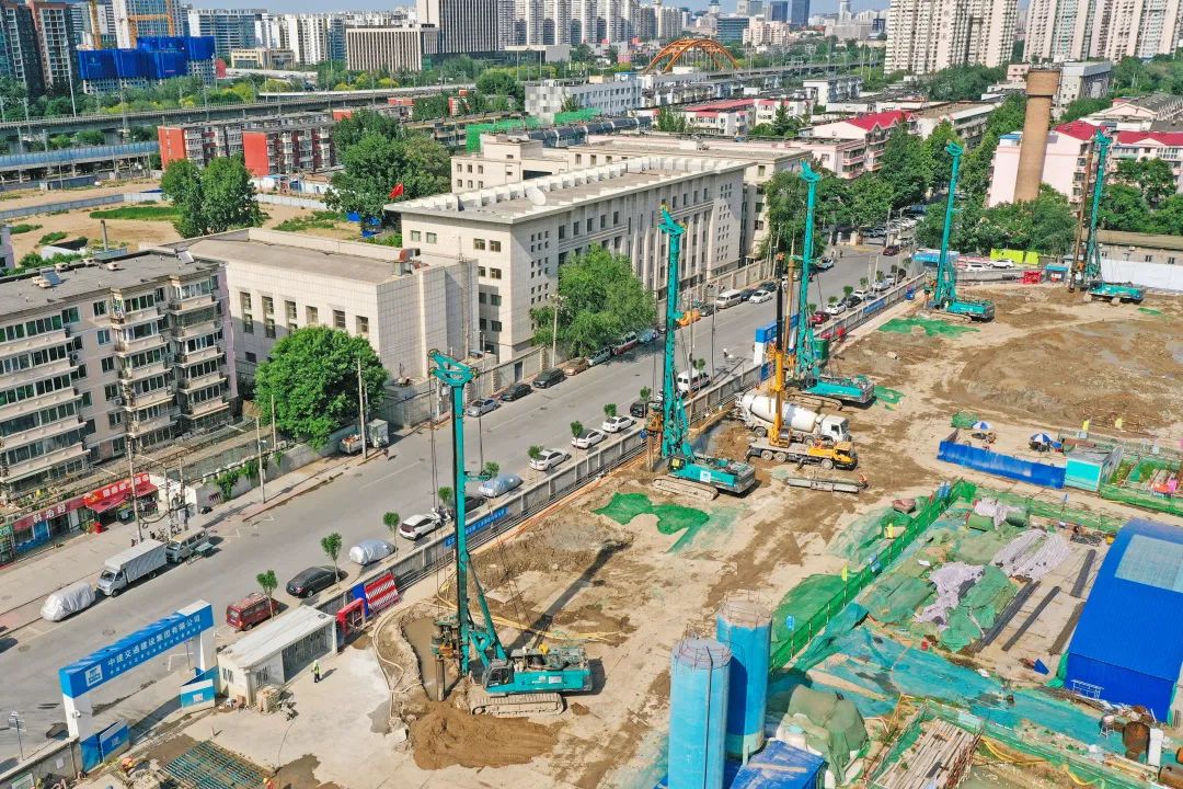 闪灼首都！龙8头号玩家智能旋挖钻机集群助力民生工程