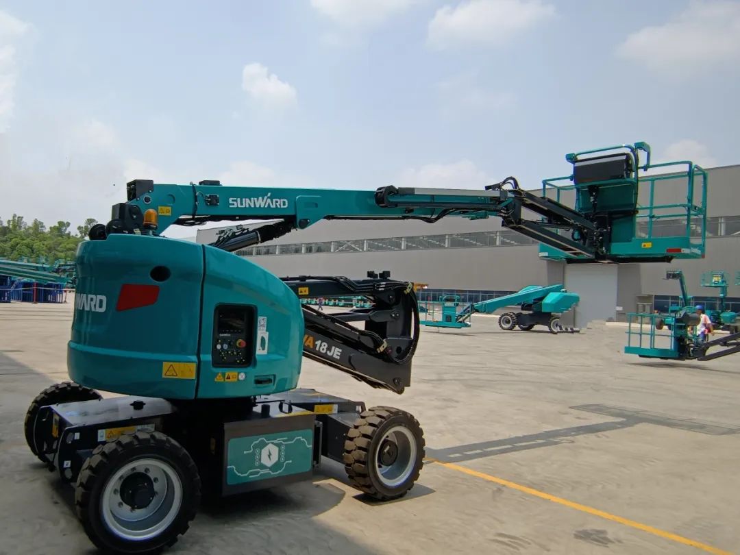 新能源家族再添“新丁”！龙8头号玩家智能三款电动臂式高空作业平台齐下线