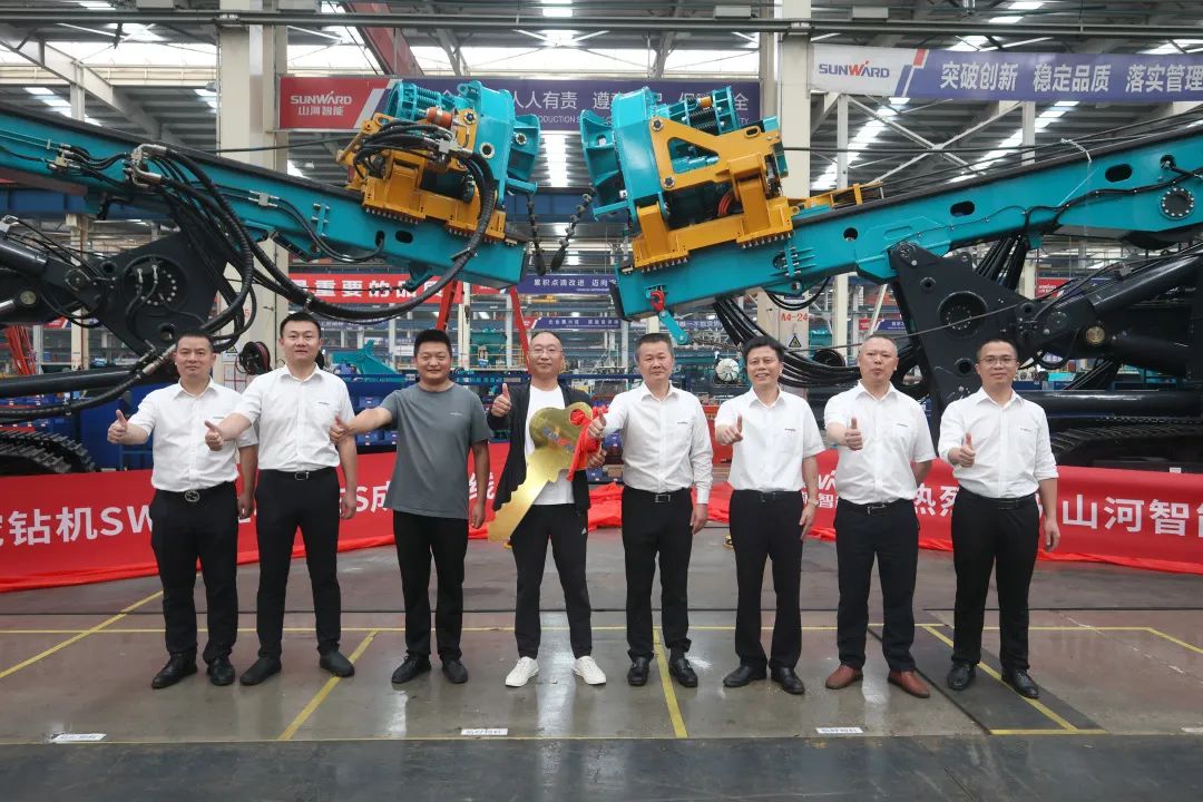 助力“双碳”、绿动未来！龙8头号玩家智能增程式电动旋挖钻机、液压混淆动力旋挖钻机齐交付