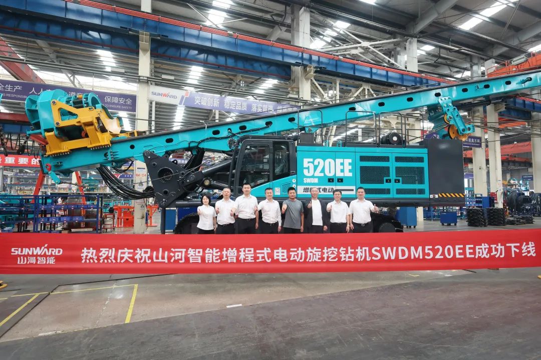 助力“双碳”、绿动未来！龙8头号玩家智能增程式电动旋挖钻机、液压混淆动力旋挖钻机齐交付