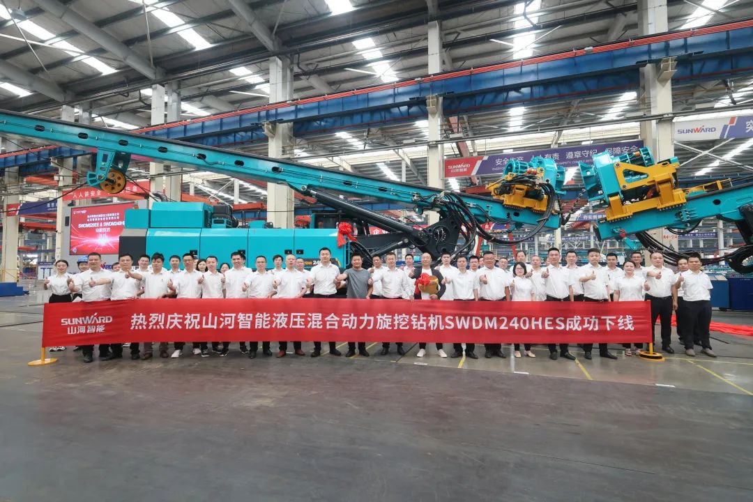 助力“双碳”、绿动未来！龙8头号玩家智能增程式电动旋挖钻机、液压混淆动力旋挖钻机齐交付