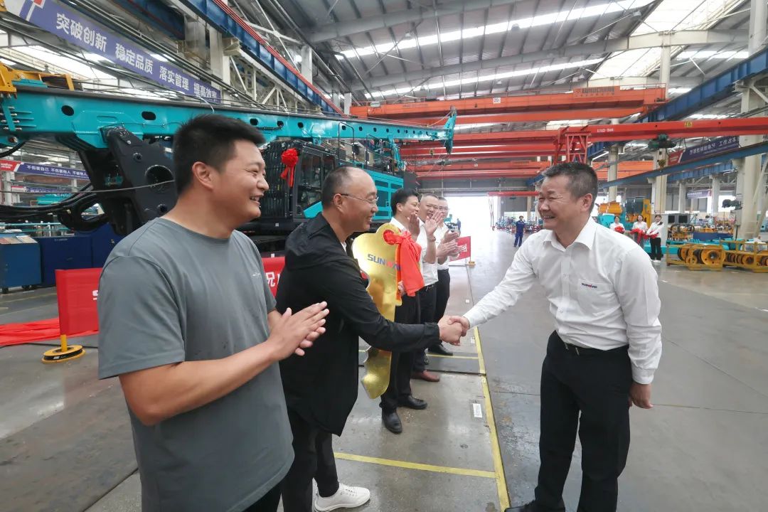 助力“双碳”、绿动未来！龙8头号玩家智能增程式电动旋挖钻机、液压混淆动力旋挖钻机齐交付