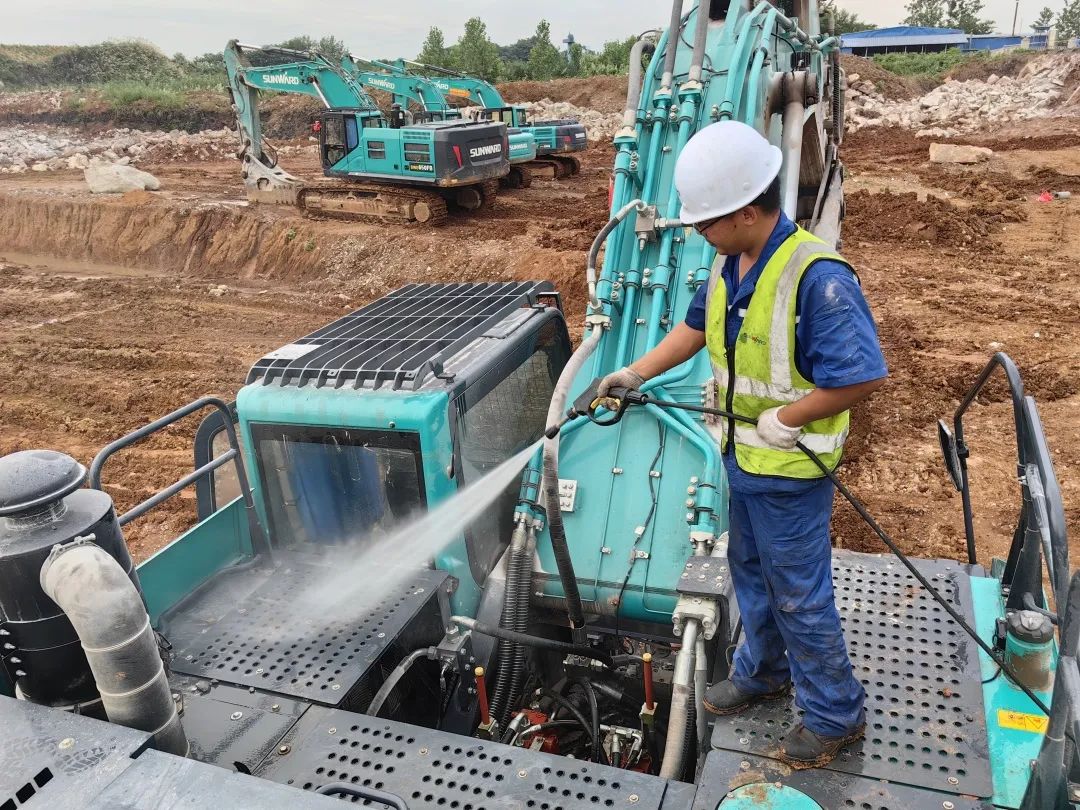 品质龙8头号玩家，，，，，，，，专心折务！龙8头号玩家智能挖掘机2023年效劳万里行正式出征