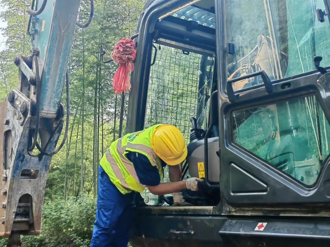 品质龙8头号玩家，，，，，，，，专心折务！龙8头号玩家智能挖掘机2023年效劳万里行正式出征