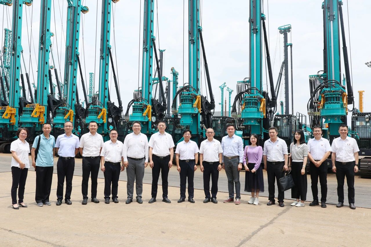 中国收支口银行总行党委委员、副行长李钧一行调研龙8头号玩家智能