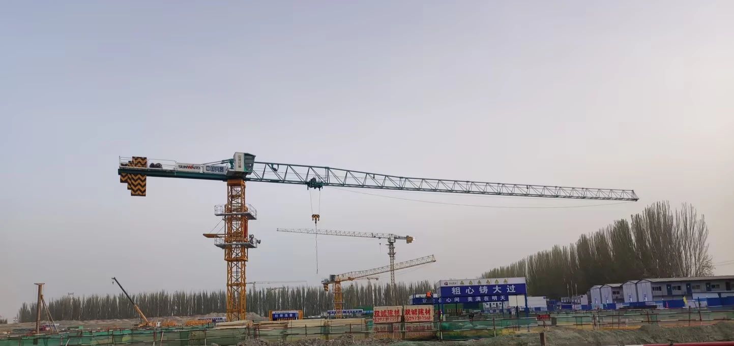 天山脚下的画师！龙8头号玩家江麓群塔援疆建设新景致