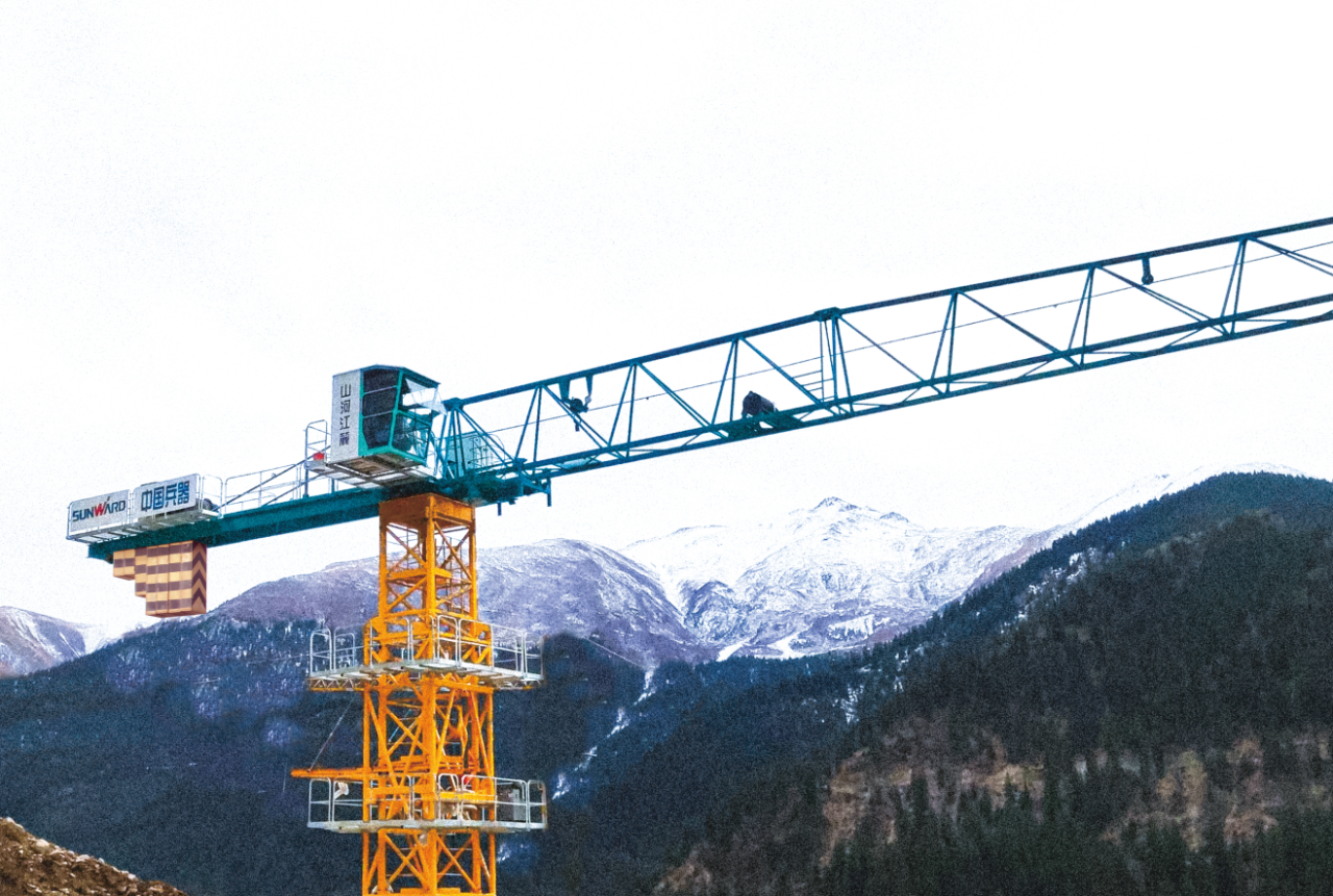 天山脚下的画师！龙8头号玩家江麓群塔援疆建设新景致