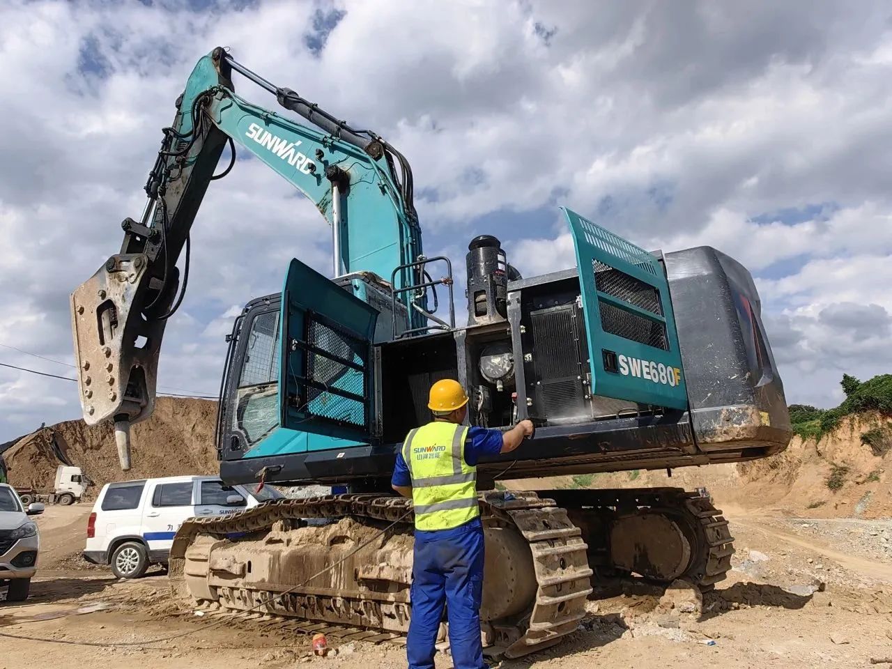 步履一直，，，，，，，效劳不止！龙8头号玩家智能挖掘机效劳万里行火热举行中