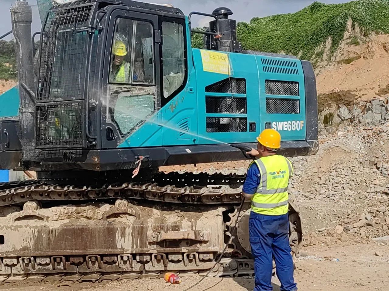 步履一直，，，，，，，效劳不止！龙8头号玩家智能挖掘机效劳万里行火热举行中