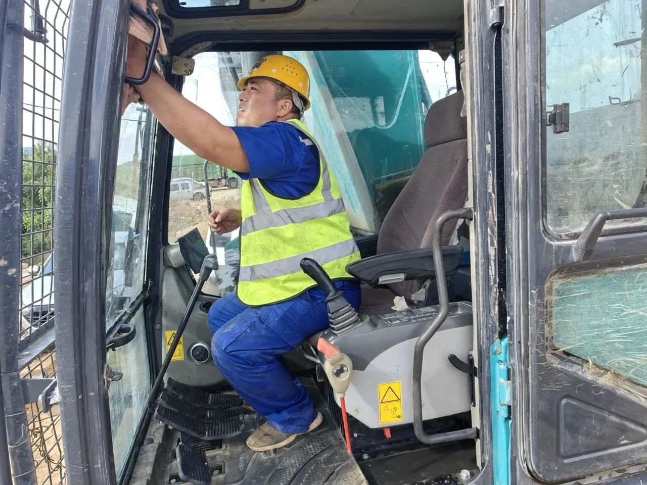 步履一直，，，，，，，效劳不止！龙8头号玩家智能挖掘机效劳万里行火热举行中