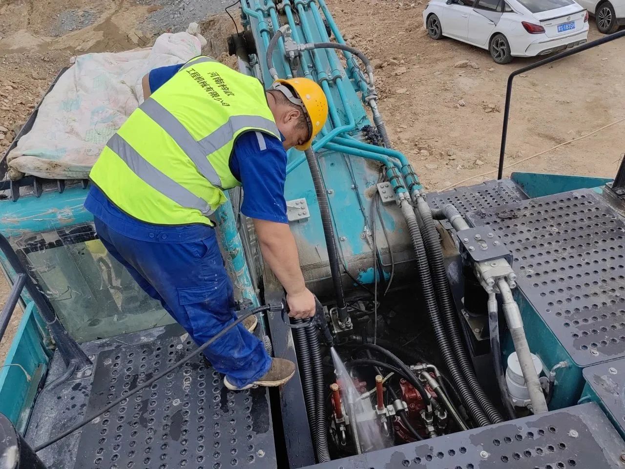 步履一直，，，，，，，效劳不止！龙8头号玩家智能挖掘机效劳万里行火热举行中