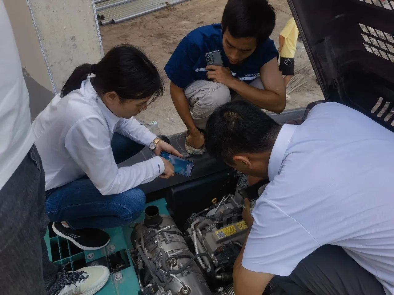 步履一直，，，，，，，效劳不止！龙8头号玩家智能挖掘机效劳万里行火热举行中