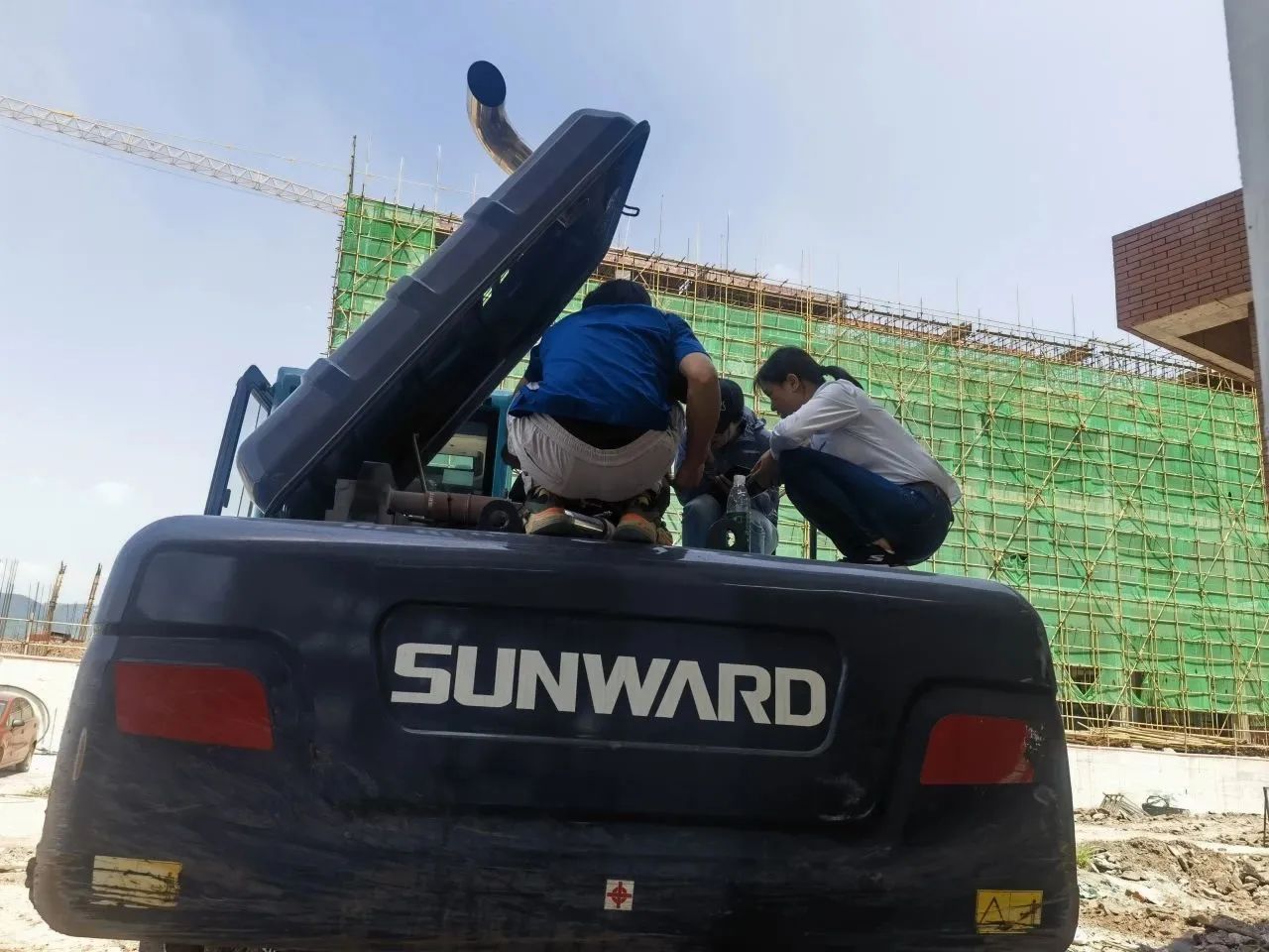 步履一直，，，，，，，效劳不止！龙8头号玩家智能挖掘机效劳万里行火热举行中