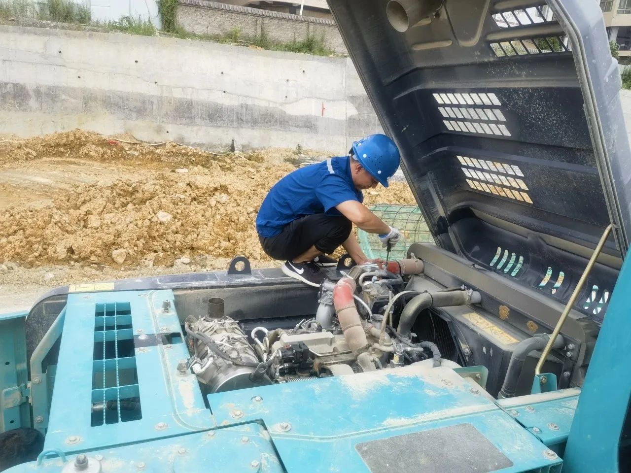 步履一直，，，，，，，效劳不止！龙8头号玩家智能挖掘机效劳万里行火热举行中