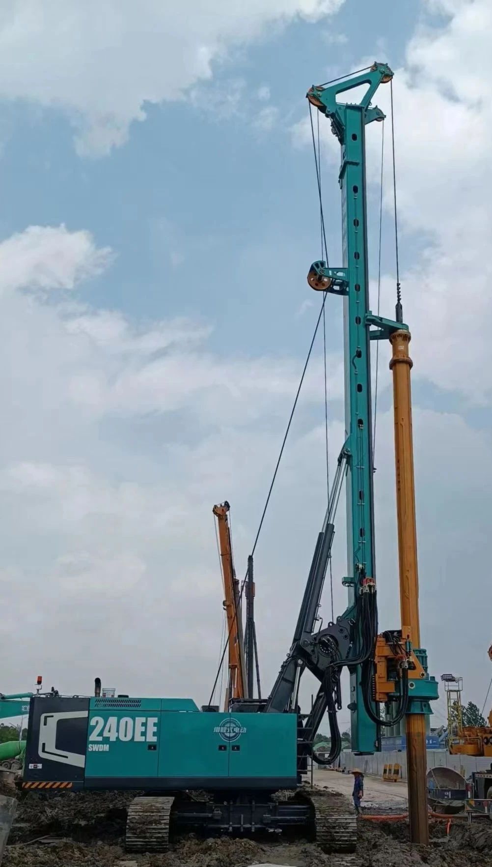 出道即巅峰！龙8头号玩家智能增程式电动旋挖钻机硬核给“利”