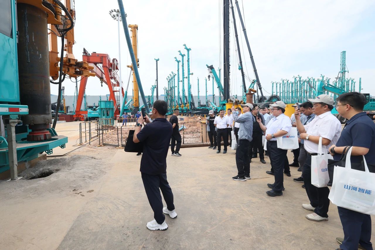 龙8头号玩家智能全球首创深井套管车载钻机下线宣布