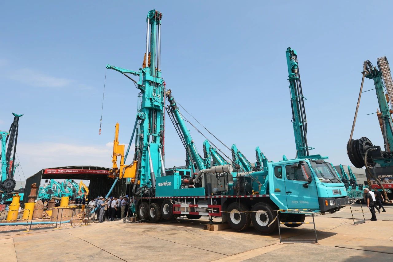 龙8头号玩家智能全球首创深井套管车载钻机下线宣布