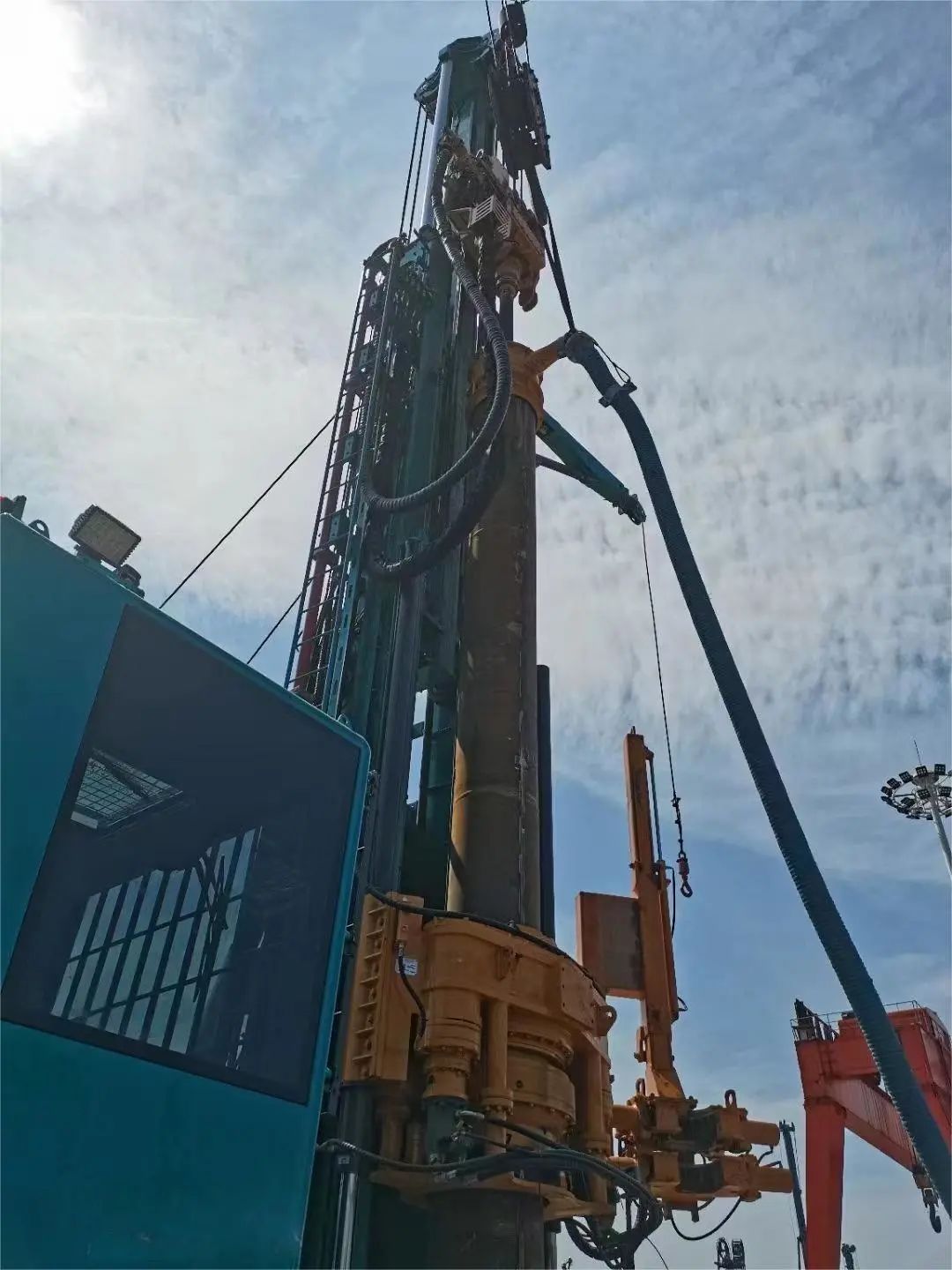 龙8头号玩家智能全球首创深井套管车载钻机下线宣布