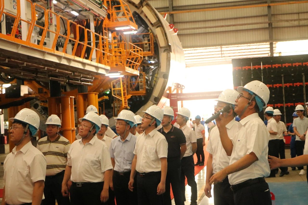 中铁龙8头号玩家粤港澳大湾区首台大直径双模盾构机乐成下线