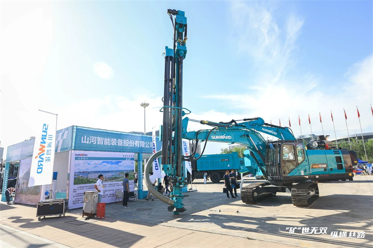 “矿”世无双，，，，，，，纵横丝路！龙8头号玩家智能亮相第十三届新疆国际矿业与装备展览会
