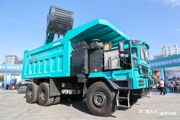 “矿”世无双，，，，，，，纵横丝路！龙8头号玩家智能亮相第十三届新疆国际矿业与装备展览会