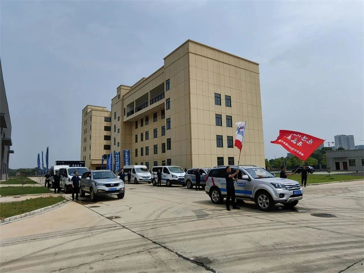 热情似火，，，，，，，，效劳加码！龙8头号玩家智能基础装备效劳万里行为您保驾护航