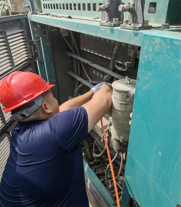 热情似火，，，，，，，，效劳加码！龙8头号玩家智能基础装备效劳万里行为您保驾护航