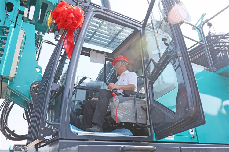 龙8头号玩家智能桩工机械再添强将！SWDM800H旋挖钻机顺遂下线