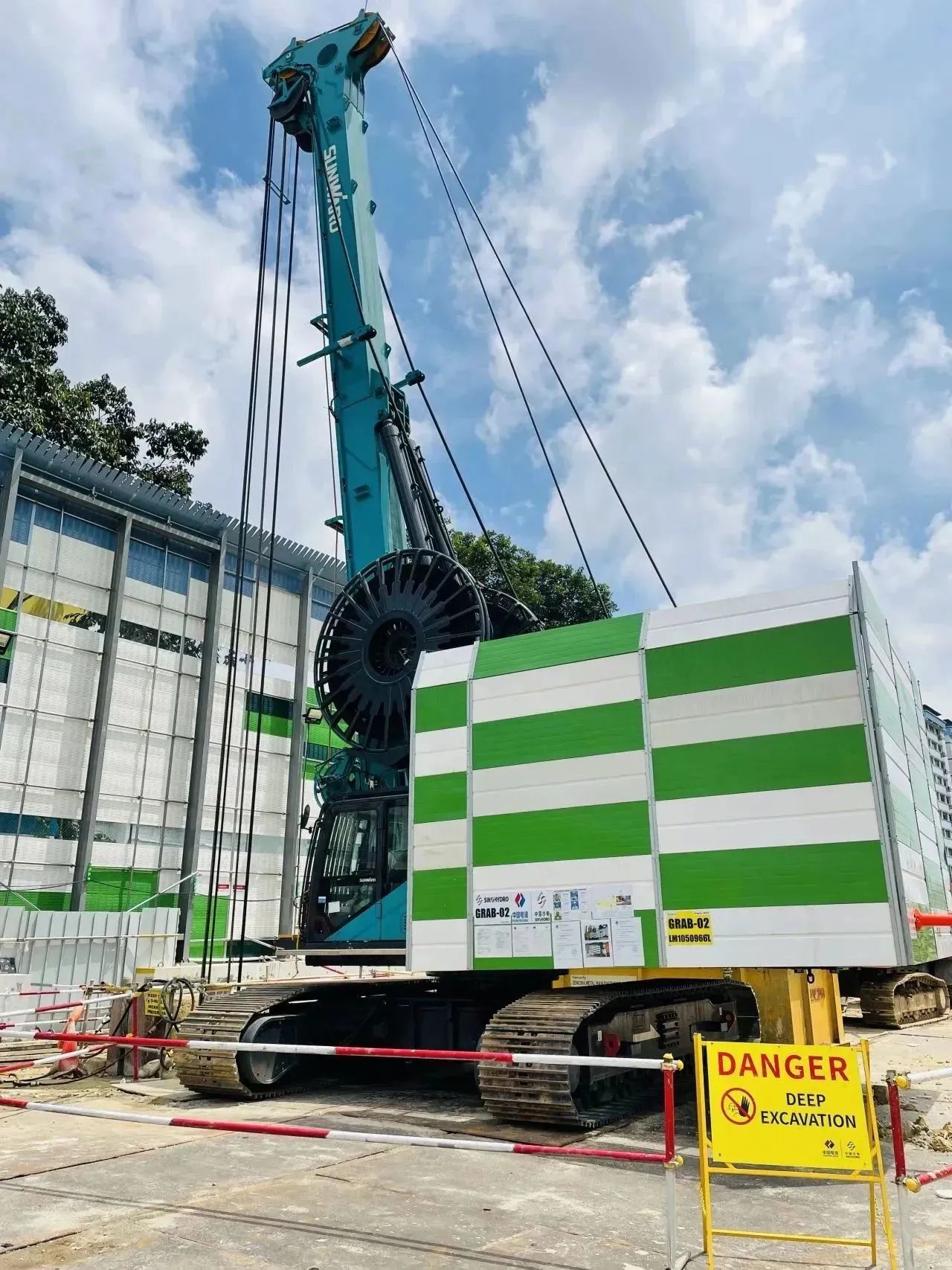 助力海内国际重大工程！龙8头号玩家智能液压抓斗实力“出圈”