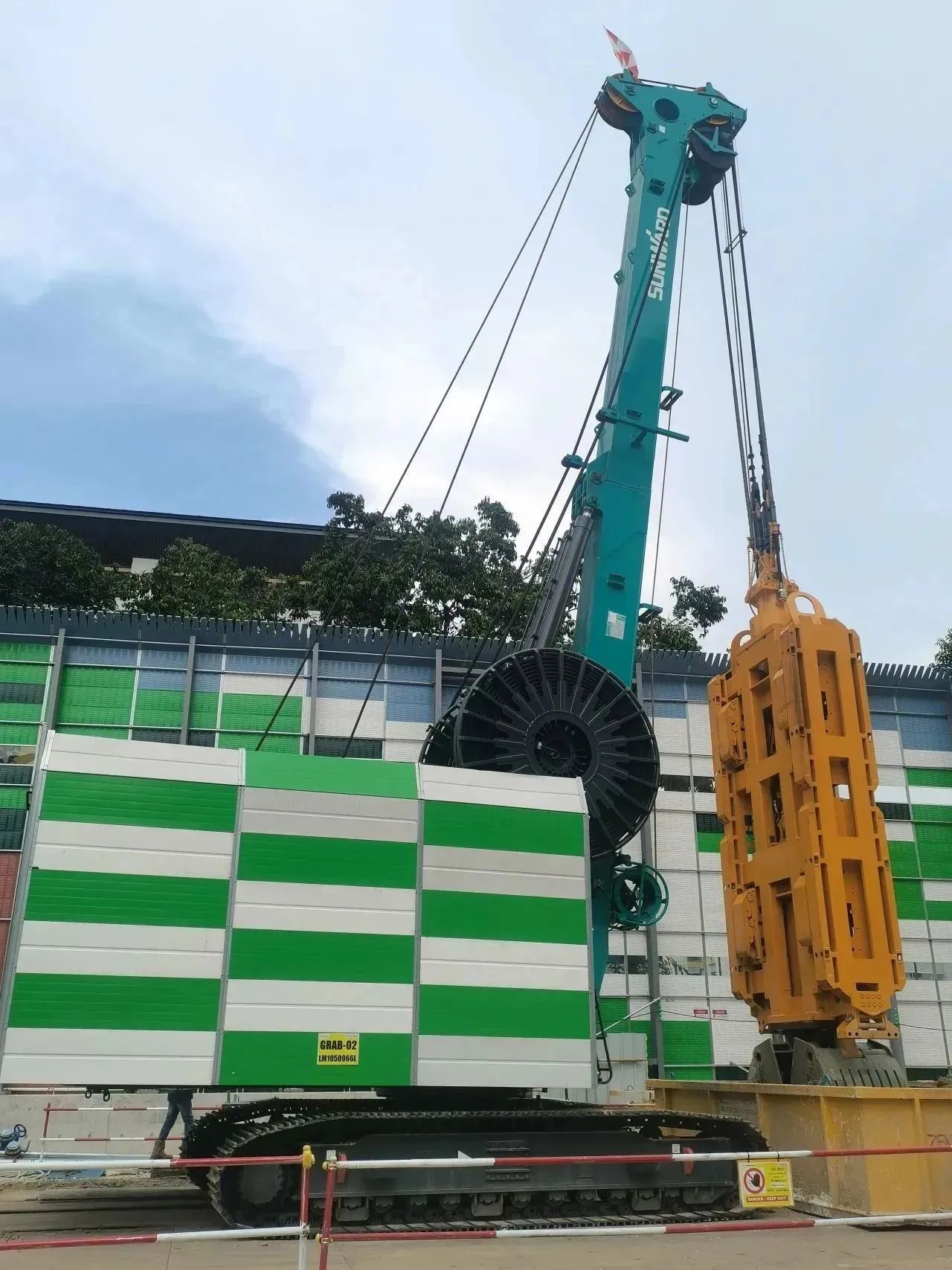 助力海内国际重大工程！龙8头号玩家智能液压抓斗实力“出圈”