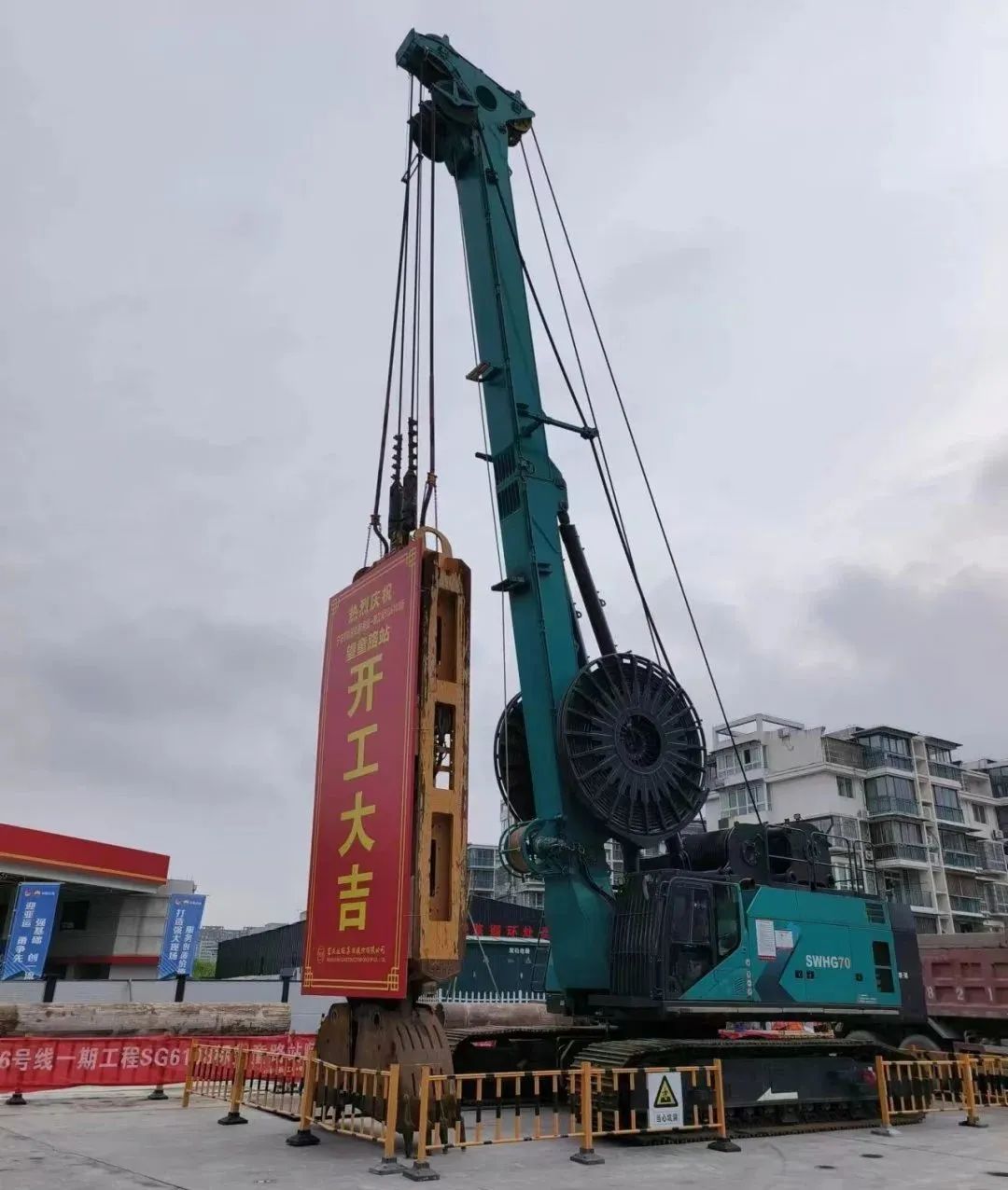 助力海内国际重大工程！龙8头号玩家智能液压抓斗实力“出圈”