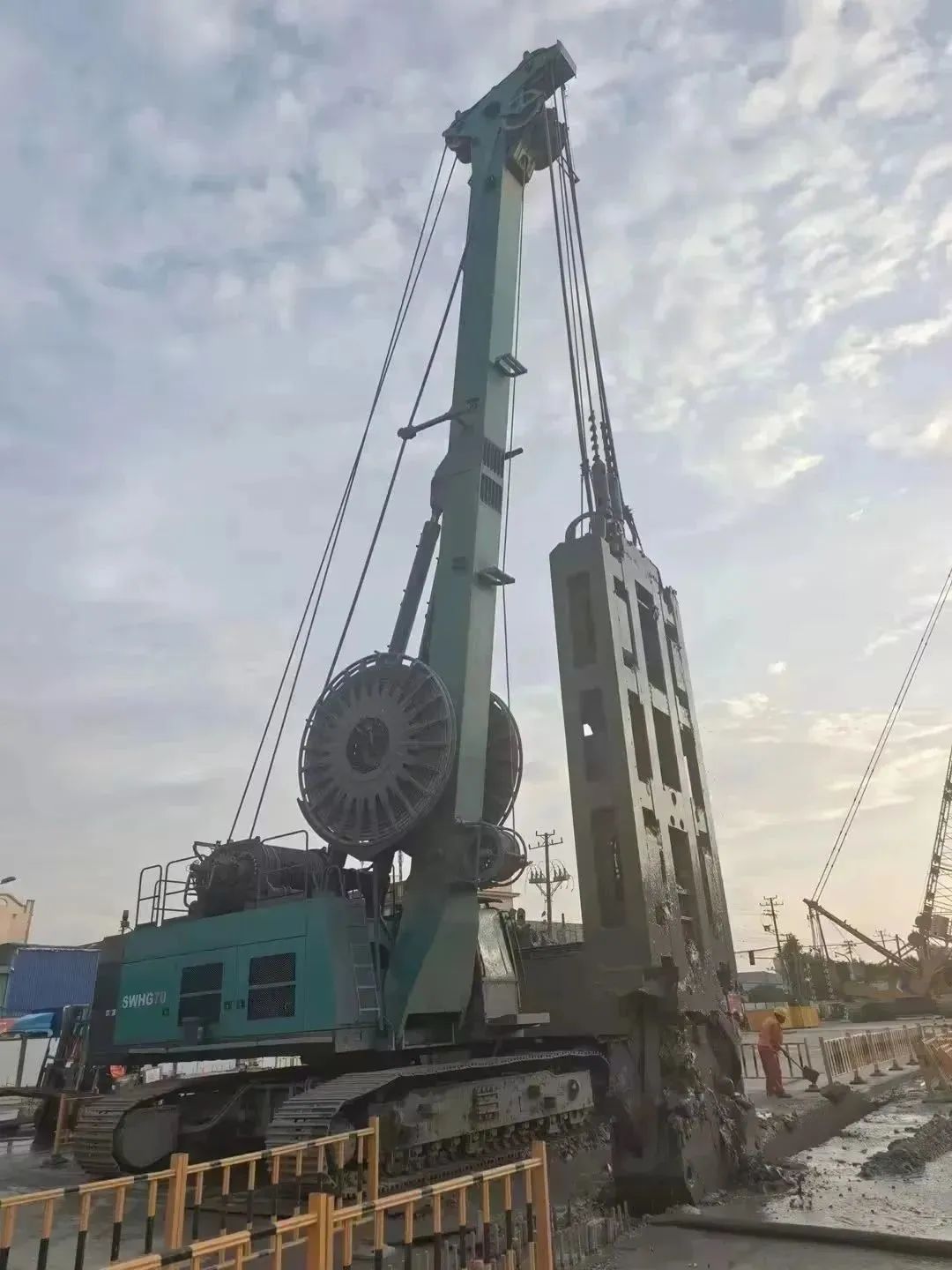 助力海内国际重大工程！龙8头号玩家智能液压抓斗实力“出圈”