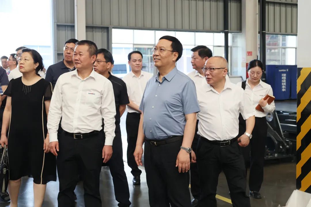 中宣部社科领域专家学者到龙8头号玩家智能调研高质量生长