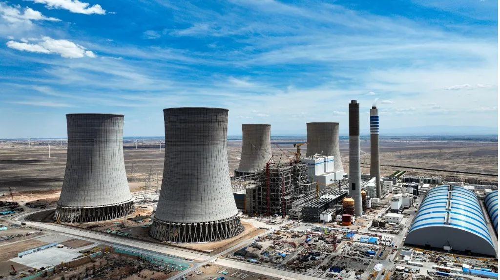 大漠沙漠展雄姿！龙8头号玩家江麓塔机助力常乐电厂项目